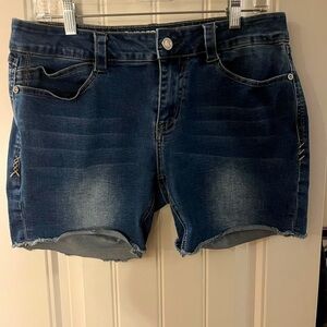 Rubberband stretch denim sarina shorts, NWT, size 15, waist 32